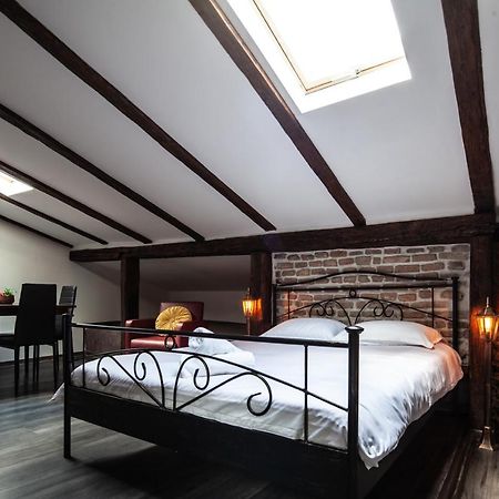 Little Paris Booutique In Old Town Center Brasov Apartment Bagian luar foto