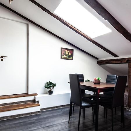 Little Paris Booutique In Old Town Center Brasov Apartment Bagian luar foto