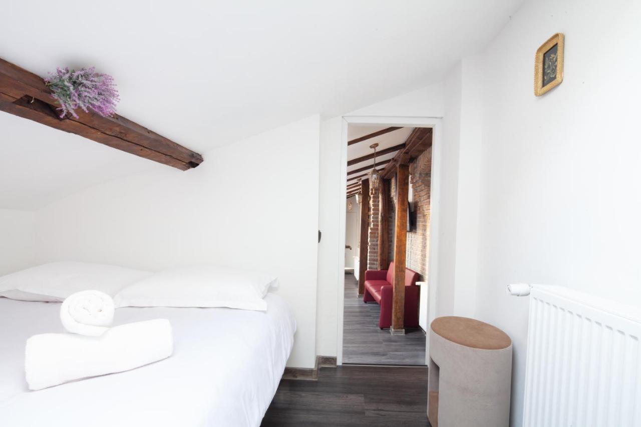 Little Paris Booutique In Old Town Center Brasov Apartment Bagian luar foto