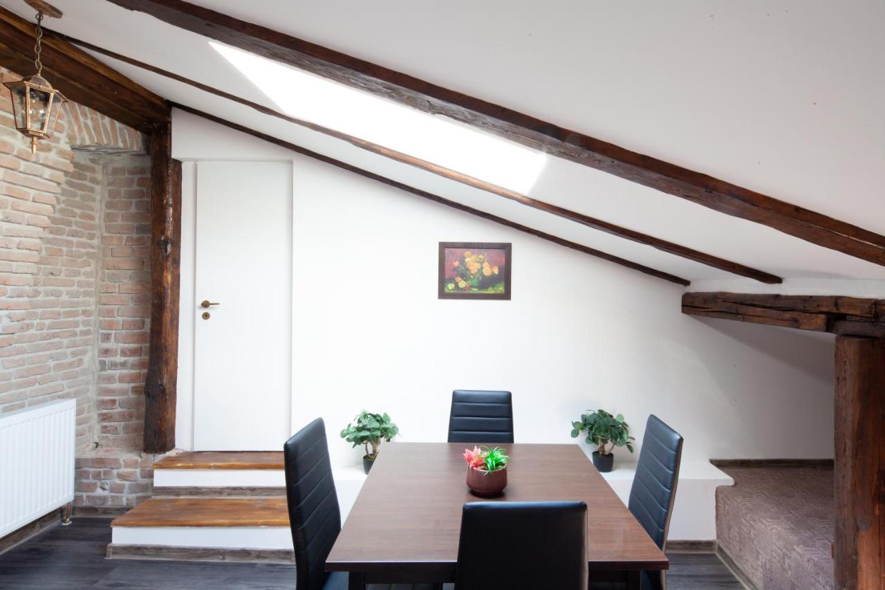 Little Paris Booutique In Old Town Center Brasov Apartment Bagian luar foto
