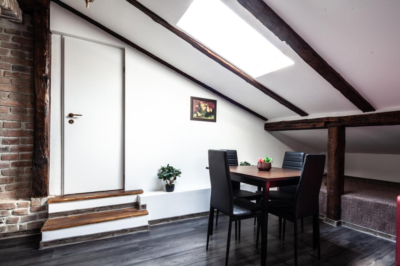 Little Paris Booutique In Old Town Center Brasov Apartment Bagian luar foto
