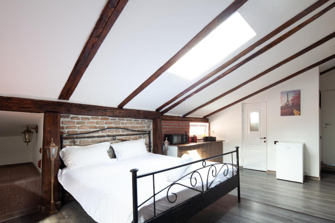 Little Paris Booutique In Old Town Center Brasov Apartment Bagian luar foto