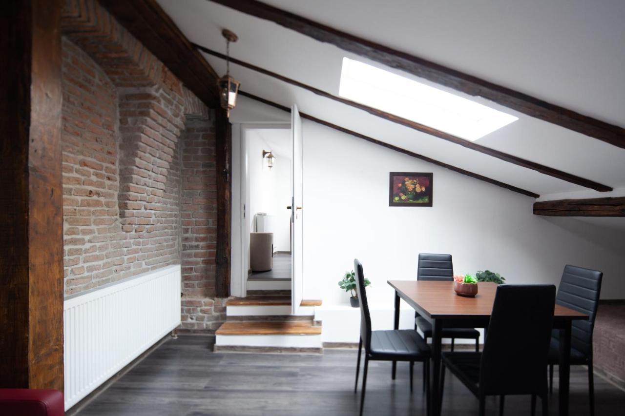Little Paris Booutique In Old Town Center Brasov Apartment Bagian luar foto
