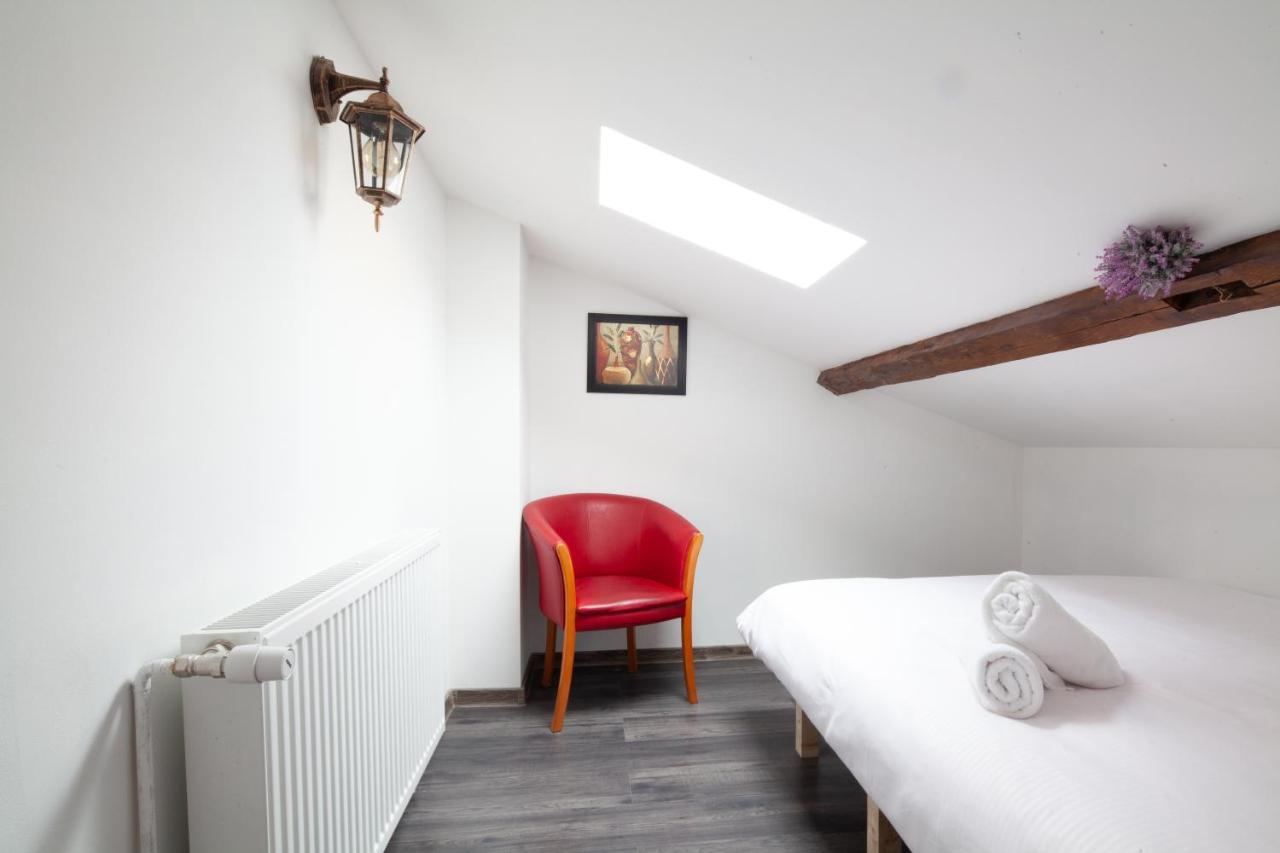 Little Paris Booutique In Old Town Center Brasov Apartment Bagian luar foto